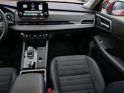 Used 2025 Mitsubishi Outlander SE image 12