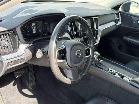 Used 2020 Volvo S60 T5 Momentum FWD image 4