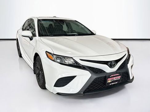 Used 2018 Toyota Camry SE image 3