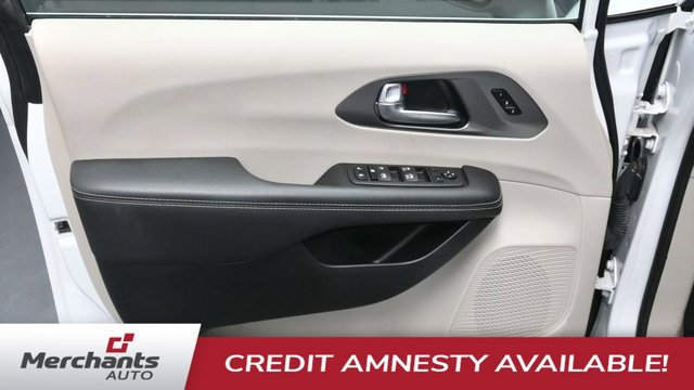 Used 2023 Chrysler Pacifica Touring-L AWD/4WD image 17