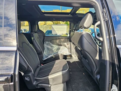 New 2026 Chrysler Pacifica Limited image 12