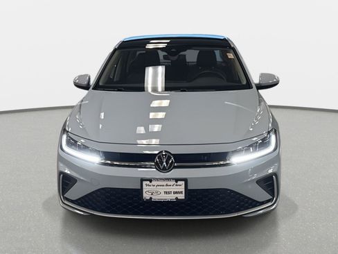 Used 2025 Volkswagen Jetta SE image 2