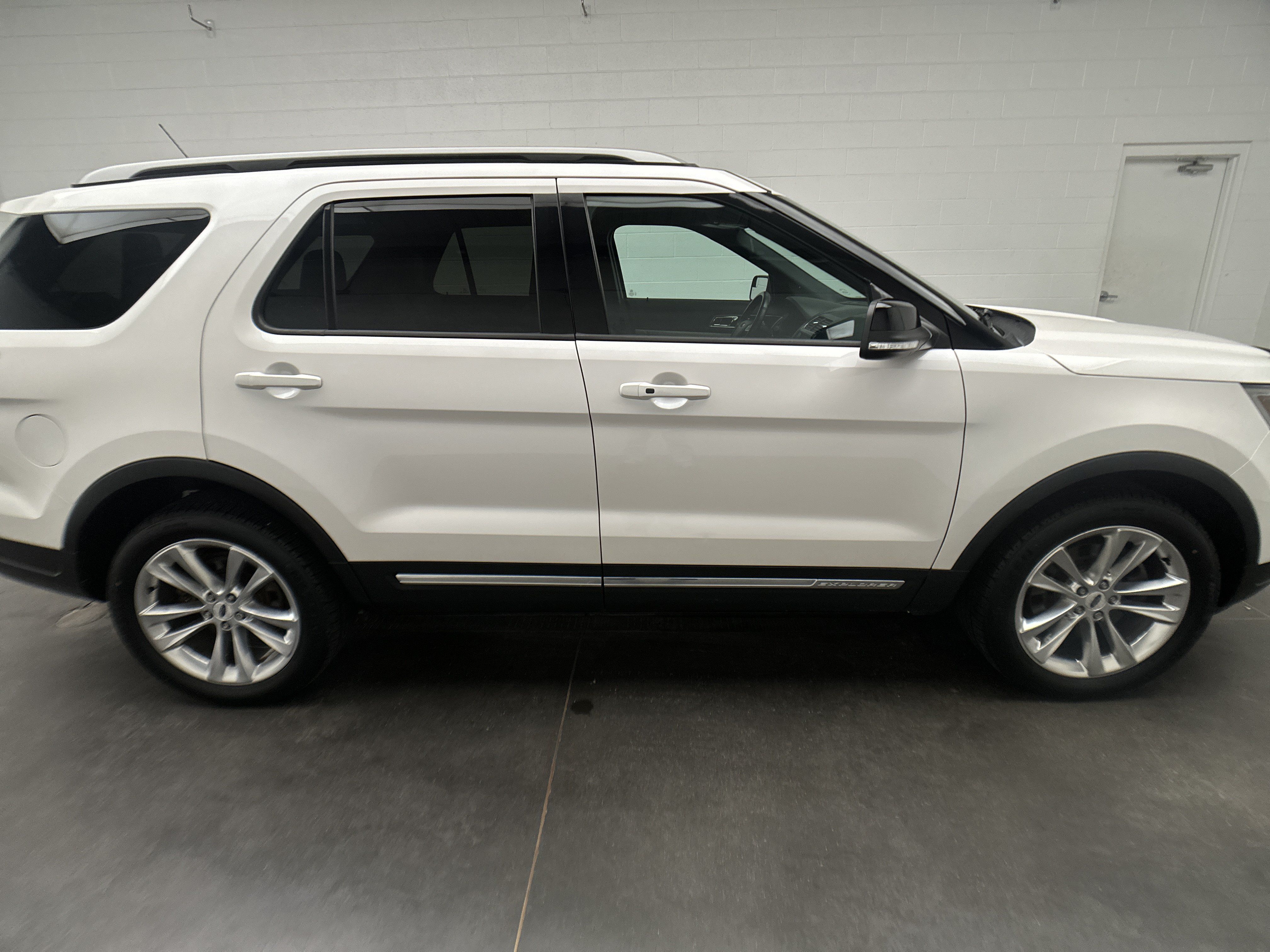 Used 2018 Ford Explorer XLT w/ Equipment Group 202A AWD/4WD image 10