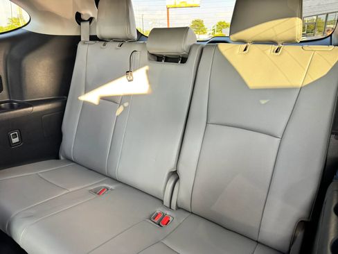 Used 2020 Toyota Highlander XLE AWD/4WD image 23
