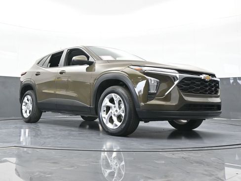 Used 2024 Chevrolet Trax LS w/ LS Convenience Package image 57