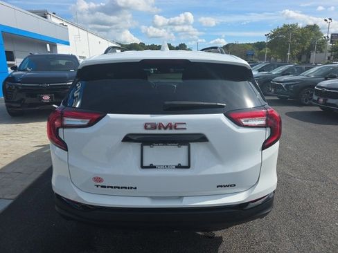 Used 2022 GMC Terrain SLE w/ Driver Convenience Package image 5