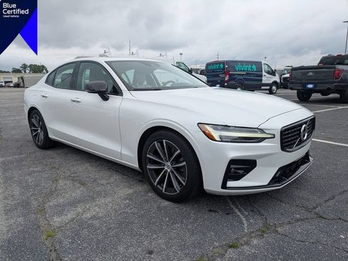 Used 2021 Volvo S60 T5 Momentum FWD image 1