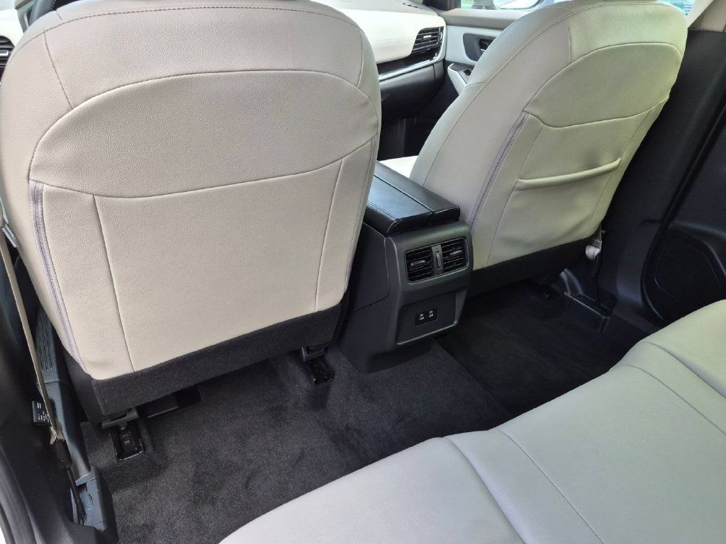 Used 2025 Nissan Rogue SL AWD/4WD image 21