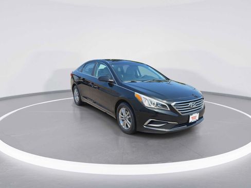 Used 2017 Hyundai Sonata SE FWD image 2