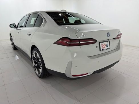 Used 2025 BMW i5 xDrive40 w/ Premium Package image 3