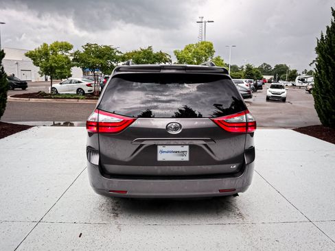 Used 2018 Toyota Sienna LE FWD image 11