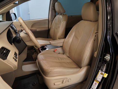 Used 2014 Toyota Sienna XLE w/ Entertainment Package image 3