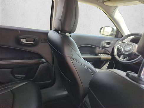 Used 2017 Jeep Compass Latitude w/ Popular Equipment Group FWD image 18