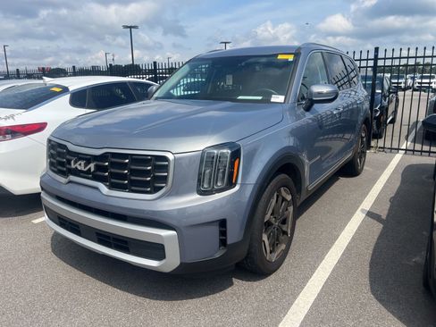 Used 2025 Kia Telluride S FWD image 3