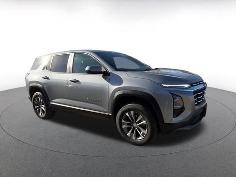 Used 2025 Chevrolet Equinox LT image 2