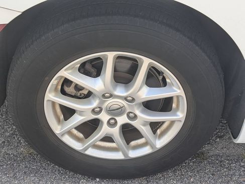 Used 2023 Chrysler Pacifica Touring-L FWD image 12