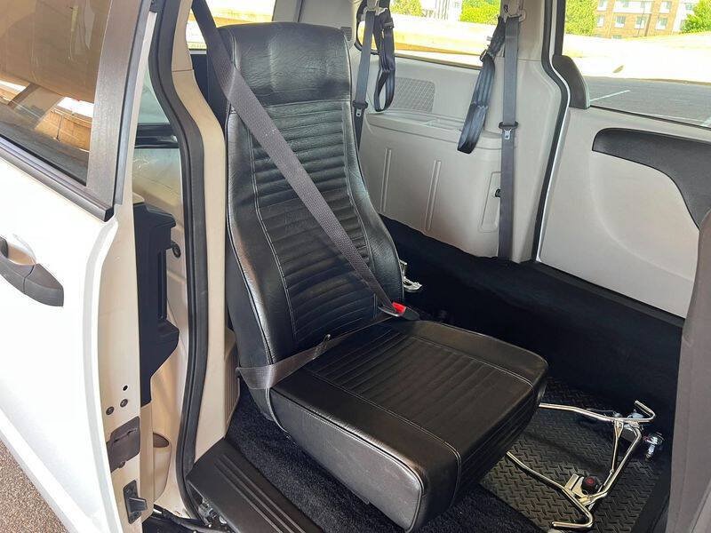 Used 2020 Dodge Grand Caravan SE w/ UConnect Hands-Free Group FWD image 32