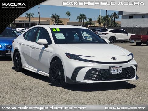 Used 2025 Toyota Camry SE FWD image 1