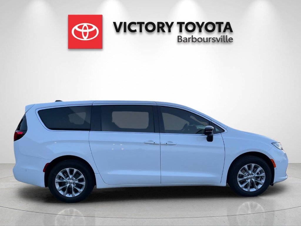 Used 2025 Chrysler Pacifica Select AWD/4WD image 6