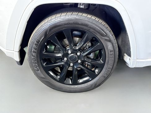 Used 2017 Jeep Grand Cherokee Altitude RWD image 38
