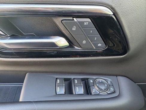 Used 2025 Chevrolet Suburban High Country image 17