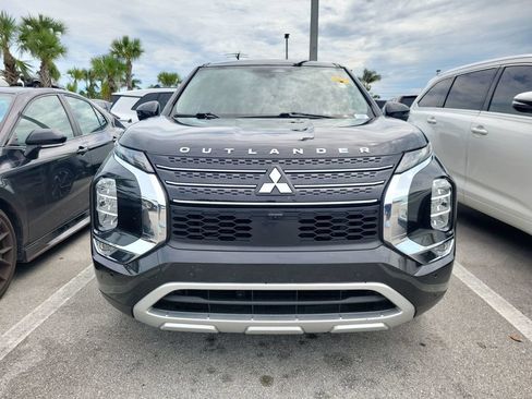 Used 2024 Mitsubishi Outlander FWD image 2