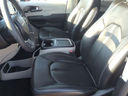 Used 2023 Chrysler Pacifica Touring-L image 11