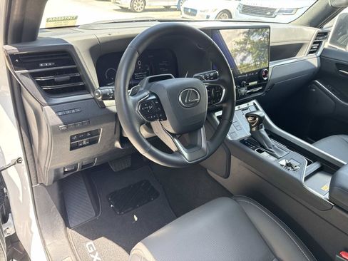 Used 2025 Lexus GX 550 w/ Accessory Package (2T) AWD/4WD image 23