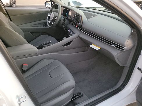 Used 2026 Hyundai Elantra SE FWD image 35