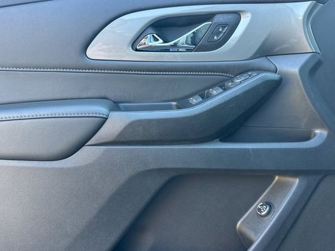 Used 2023 Chevrolet Traverse LT image 11