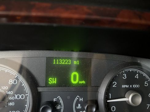 Used 2009 Lincoln Town Car Signature Limited image 12