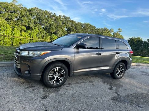 Used 2019 Toyota Highlander LE FWD image 2