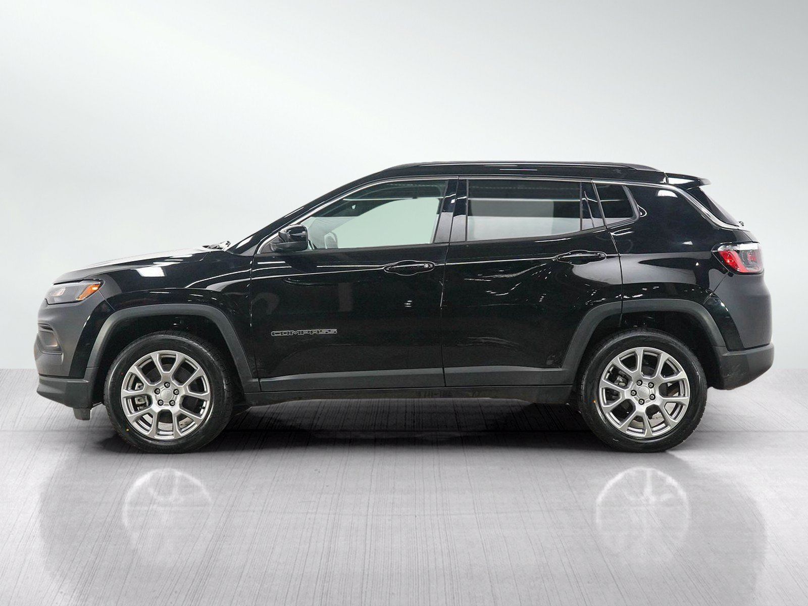 Used 2023 Jeep Compass Latitude AWD/4WD image 2