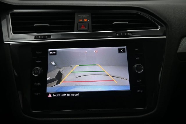 Used 2020 Volkswagen Tiguan SEL FWD image 12