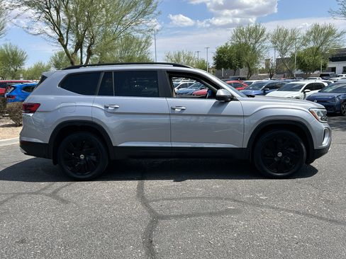 Used 2024 Volkswagen Atlas SE w/ Black Wheel Package FWD image 5