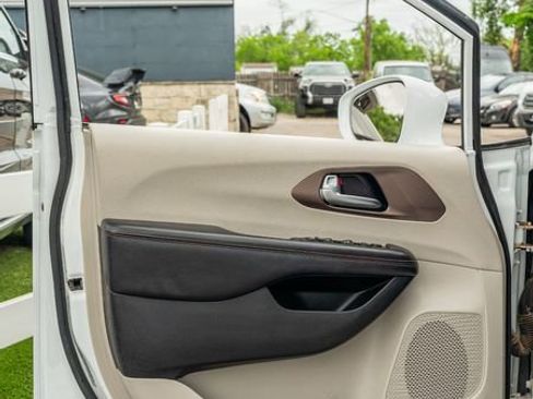 Used 2019 Chrysler Pacifica Touring-L image 17