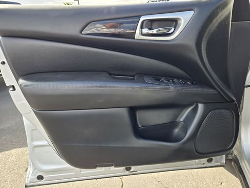 Used 2019 Nissan Pathfinder SV image 10