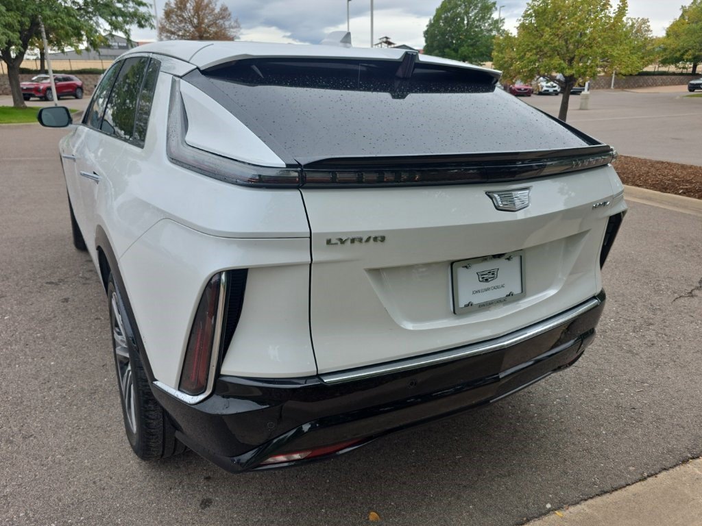 Used 2024 Cadillac Lyriq Luxury AWD/4WD image 5