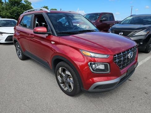 Used 2024 Hyundai Venue SEL FWD image 2