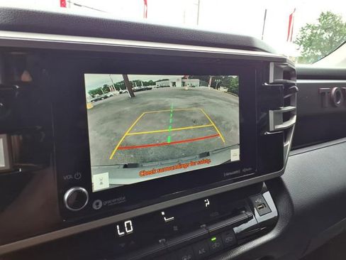 Used 2022 Toyota Tundra SR5 AWD/4WD image 17