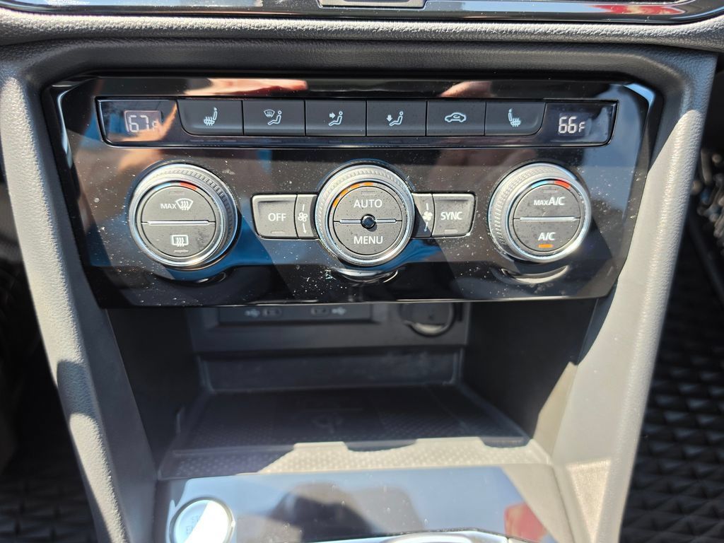 Used 2024 Volkswagen Taos SE w/ Panoramic Sunroof Package FWD image 23
