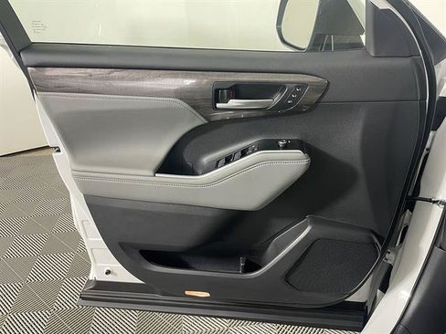 New 2026 Toyota Highlander Limited AWD/4WD image 19