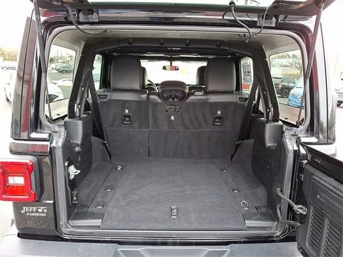 Used 2018 Jeep Wrangler Unlimited Sahara w/ Cold Weather Group image 28