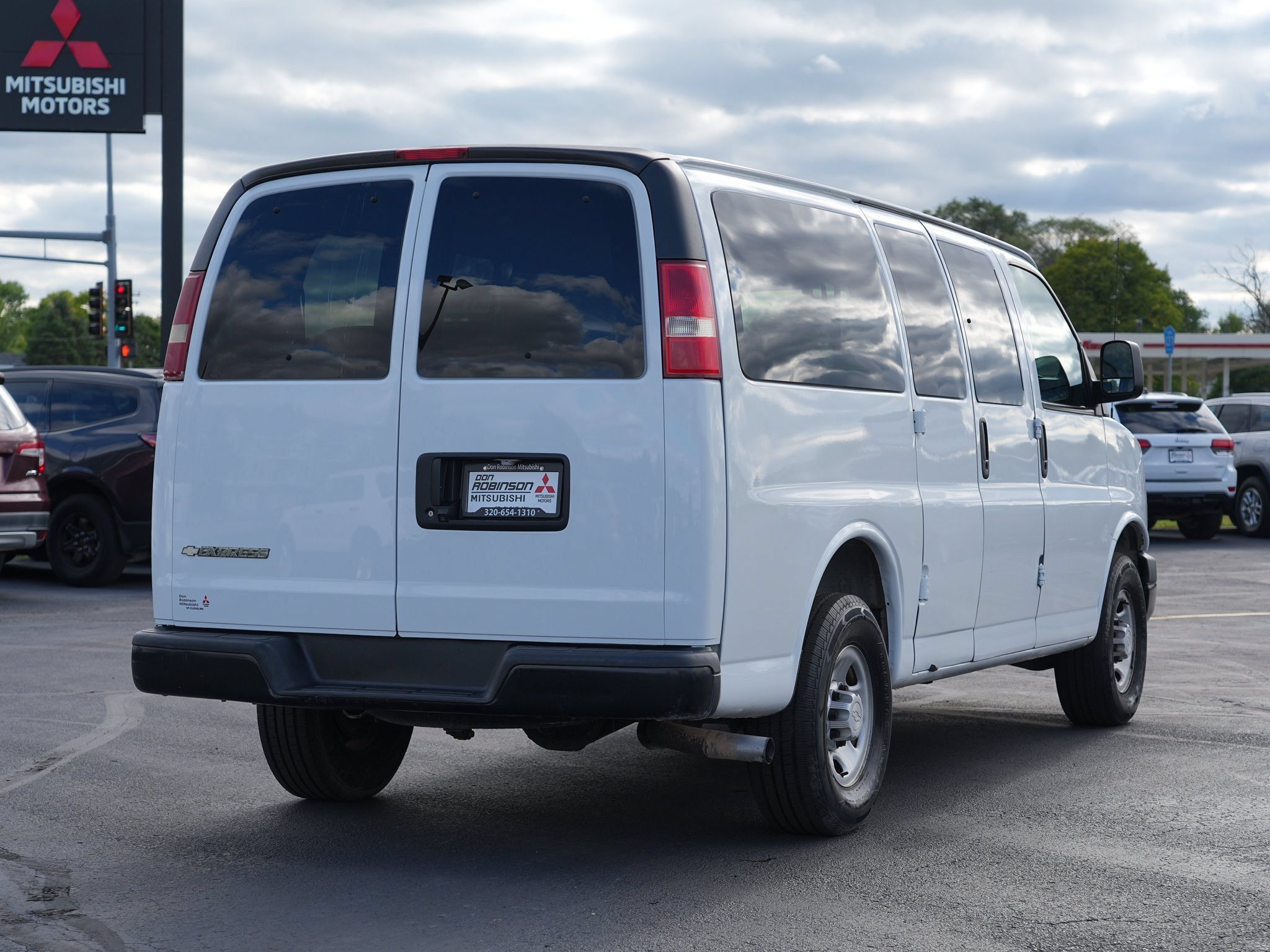 Used 2019 Chevrolet Express 2500 LS w/ Driver Convenience Package RWD image 3