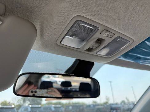 Certified 2025 Hyundai Venue SEL FWD image 20