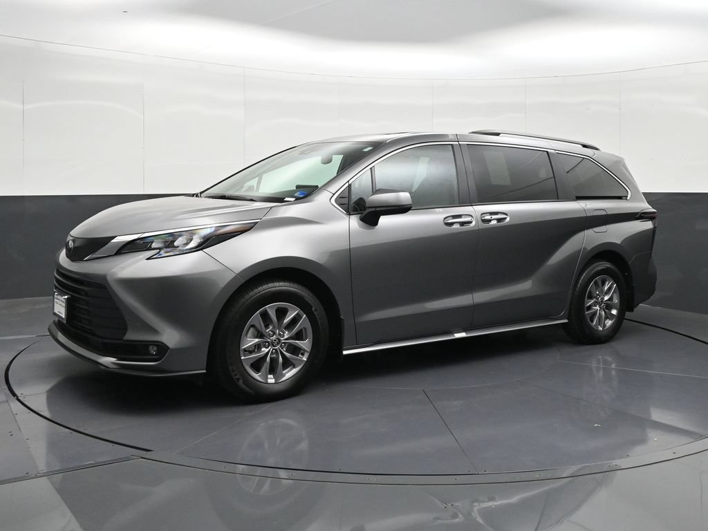 Used 2026 Toyota Sienna XLE FWD image 1