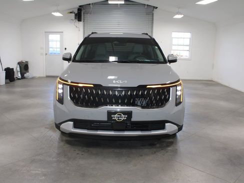 Used 2025 Kia Carnival EX image 18