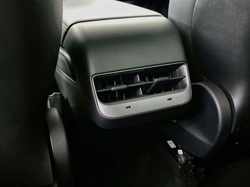 Used 2024 Tesla Model Y Long Range AWD/4WD image 12