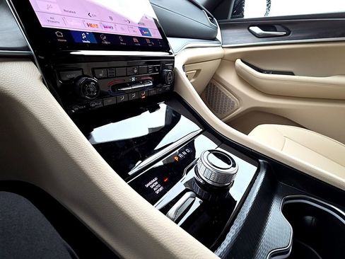 New 2025 Jeep Grand Cherokee Limited image 16