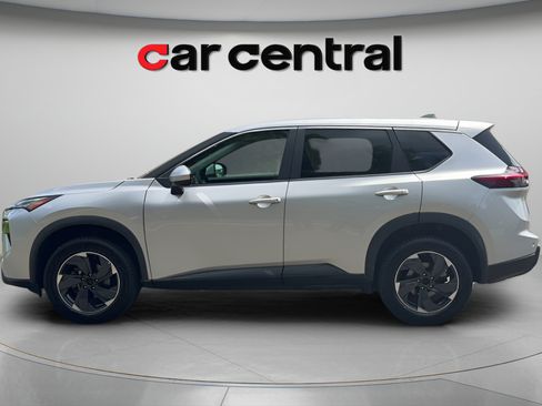 Used 2024 Nissan Rogue SV AWD/4WD image 2